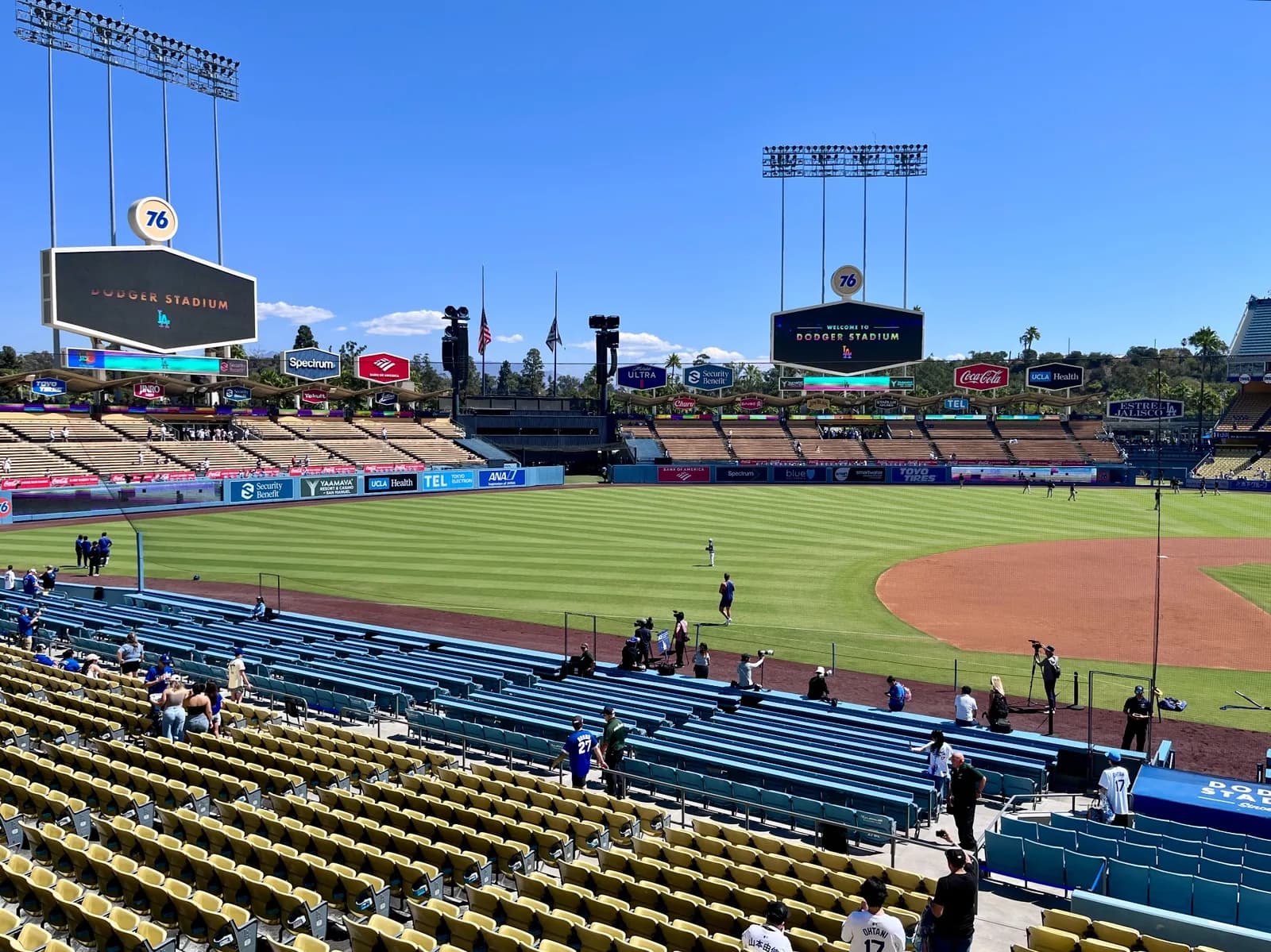 球場内から見たMLBのフィールドと観客席